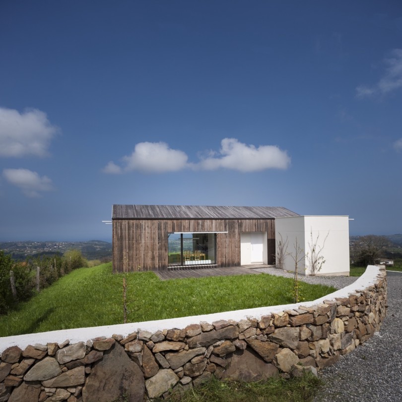 Comfortable refuge for a family in Spain JG  House